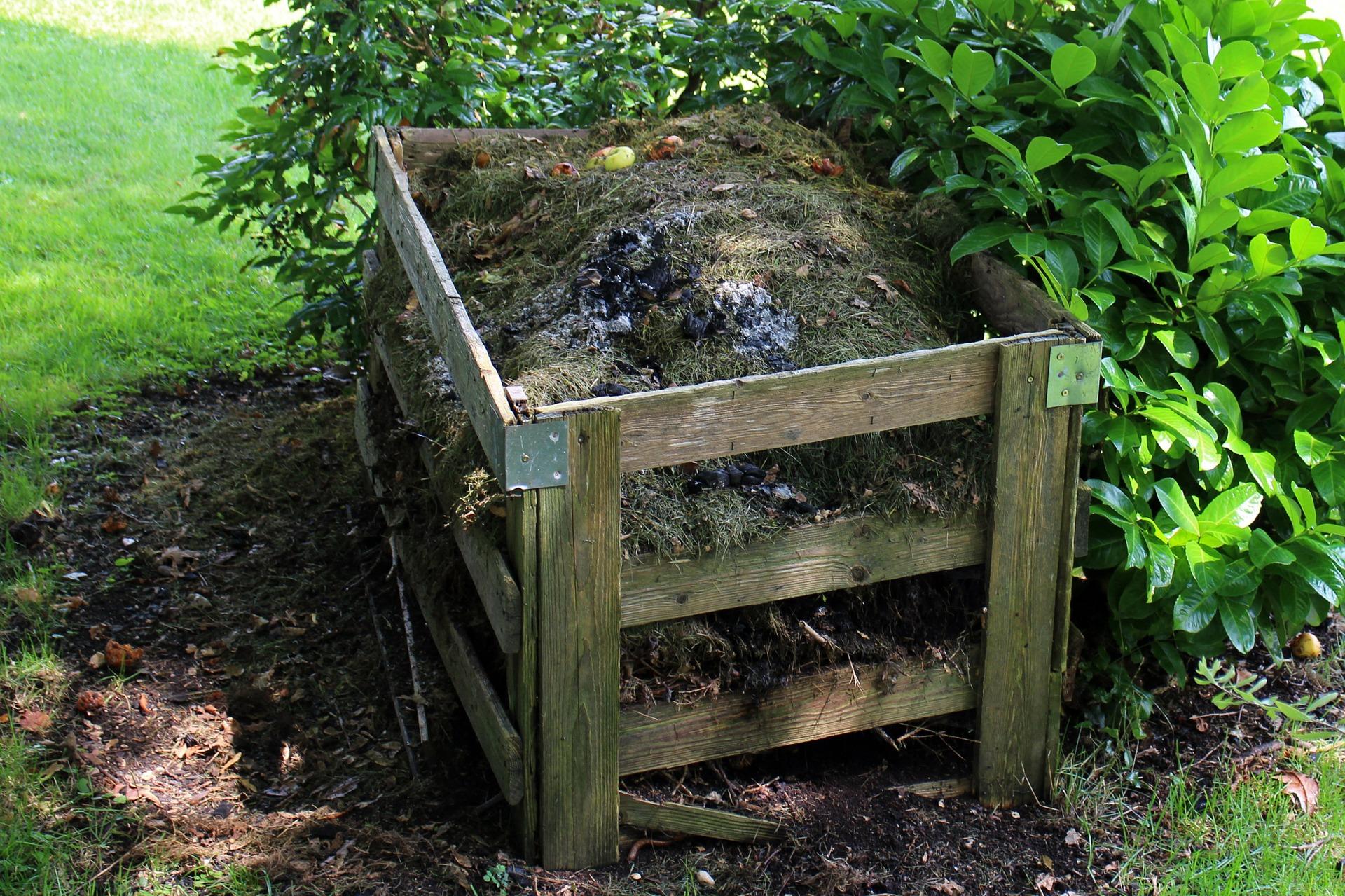 Grünschnitt Verwertung - Sicht auf einen gefüllten Komposter